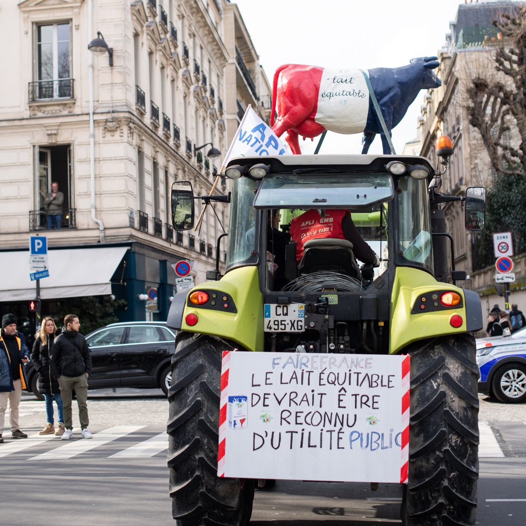 traceur avec notre vache lors des manifestations à Paris