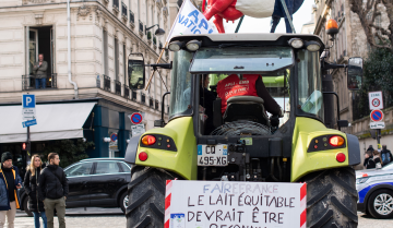traceur avec notre vache lors des manifestations à Paris